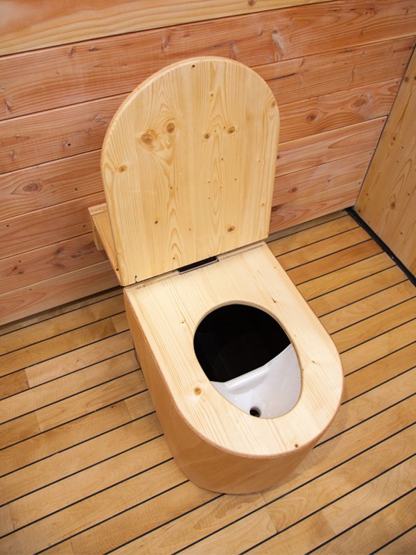 SANPLOUF toilet with shit and blossoms urine separator